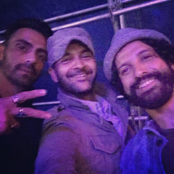 Farhan Akhtar attends NH 7 with his 'Rock On 2' boys