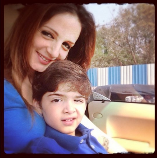 Adorable picture of Sussanne Khan with sons Hrehaan and Hridaan.