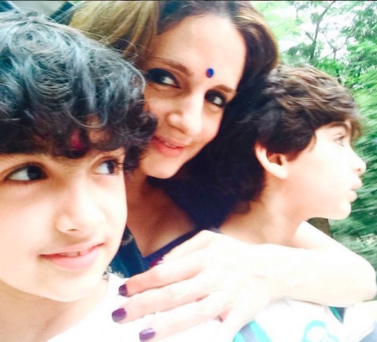 Adorable picture of Sussanne Khan with sons Hrehaan and Hridaan.