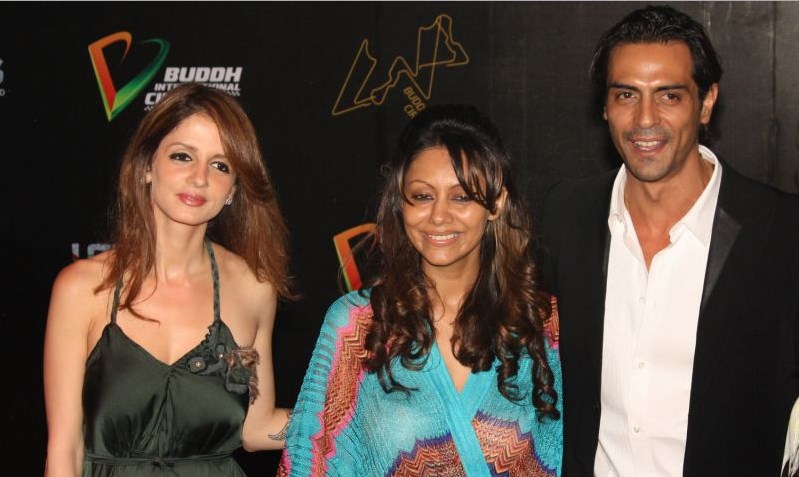 Arjun Rampal and Sussane Khan chilling together.