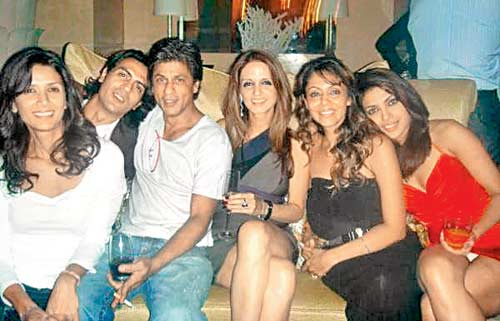 Arjun Rampal and Sussane Khan chilling together.