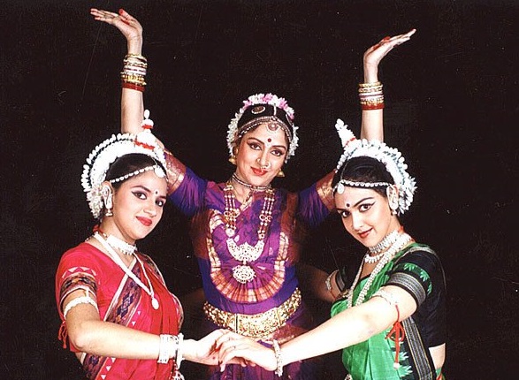Hema Malini in Bharata Natyam pose with daughters Esha and Ahana Deol