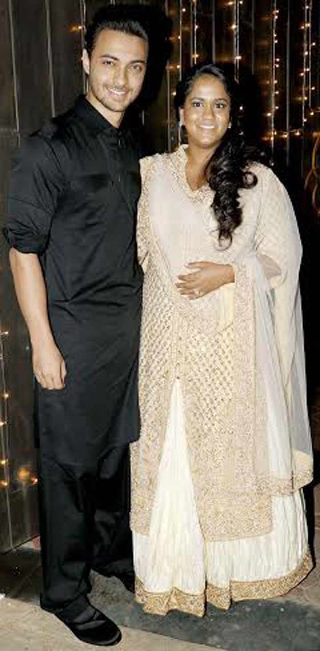 Arpita Khan flaunting her cute baby bump.