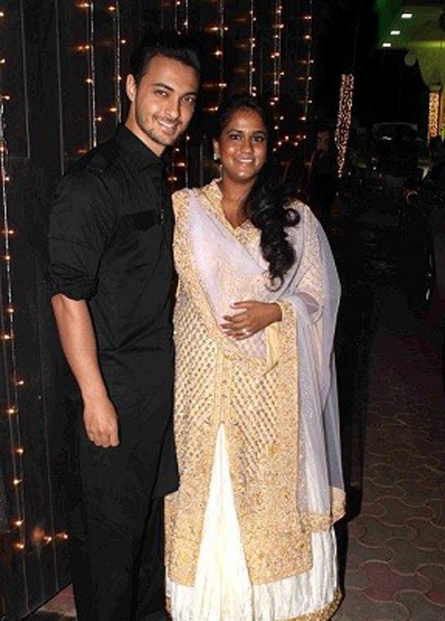 Arpita Khan flaunting her cute baby bump.