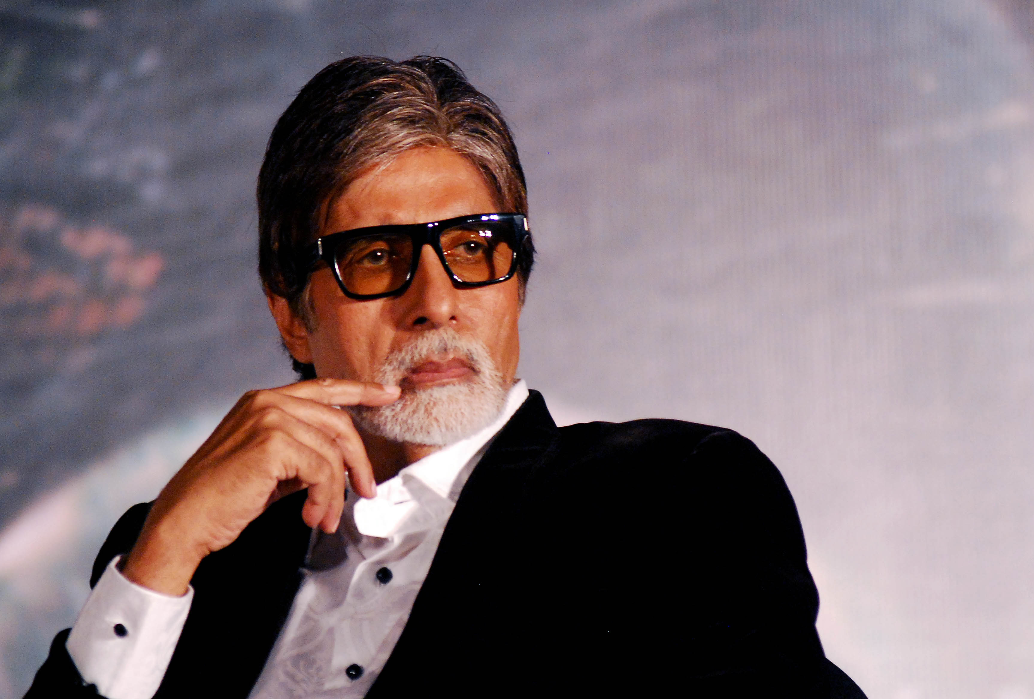 Amitabh Bachchan likes to be 'ignorant' about politics, society