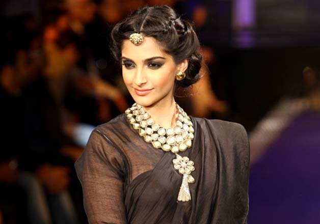 5 Quick and Simple hairstyles of Sonam Kapoor