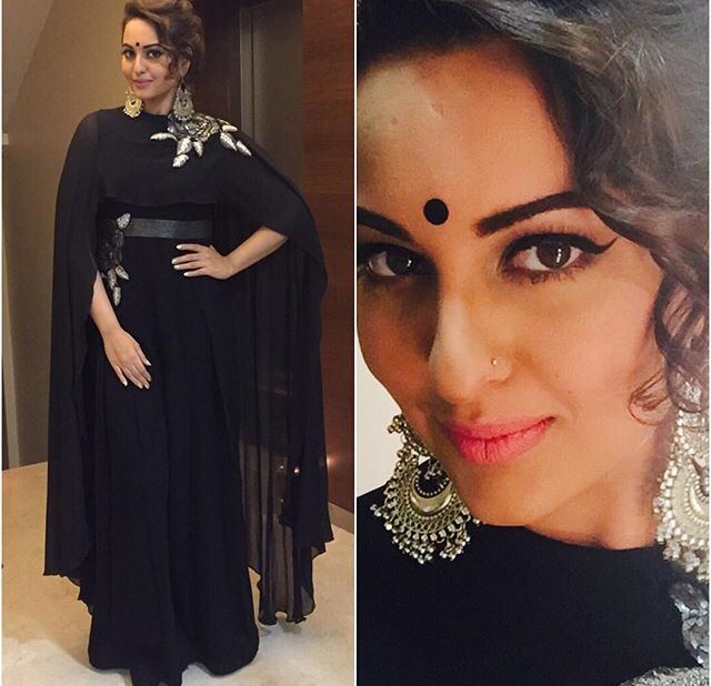 Sonakshi Sinha looks hot in this black ethnic outfit.