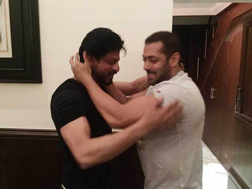 Shah Rukh Khan Hugging Salman Khan'
