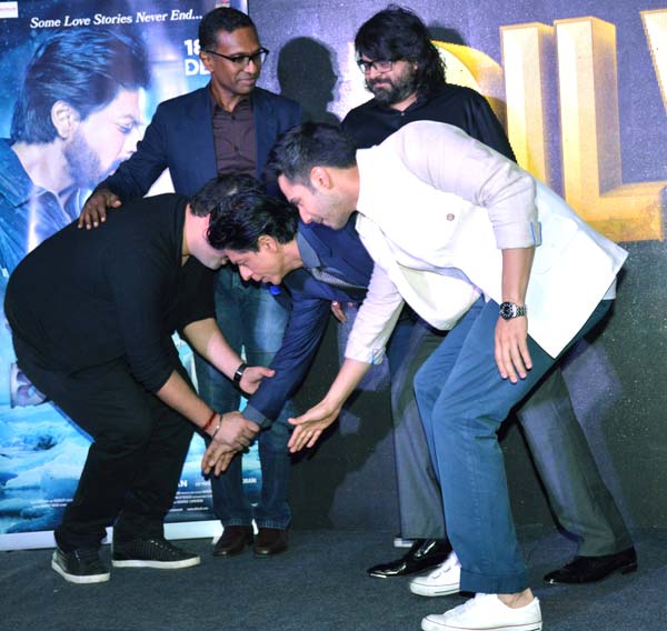 SRK Varun Dhawan at Dilwale event