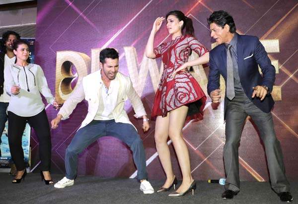 Varun Dhawan, SRK Kriti Sanon at Dilwale event