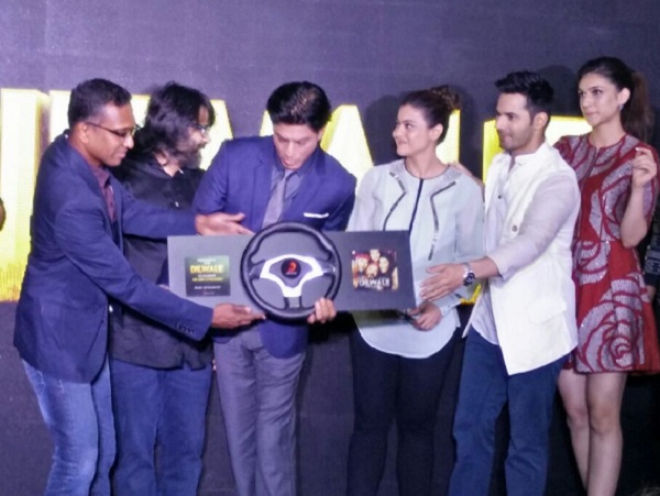 Pritam, SRK, Kajol, Varun Dhawan, Kriti Sanon, at Dilwale event