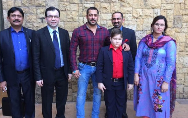 Salman Khan with a fan from Pakistan
