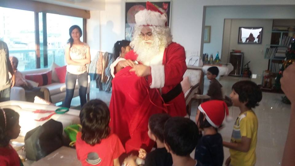 Aamir Khan turns Santa