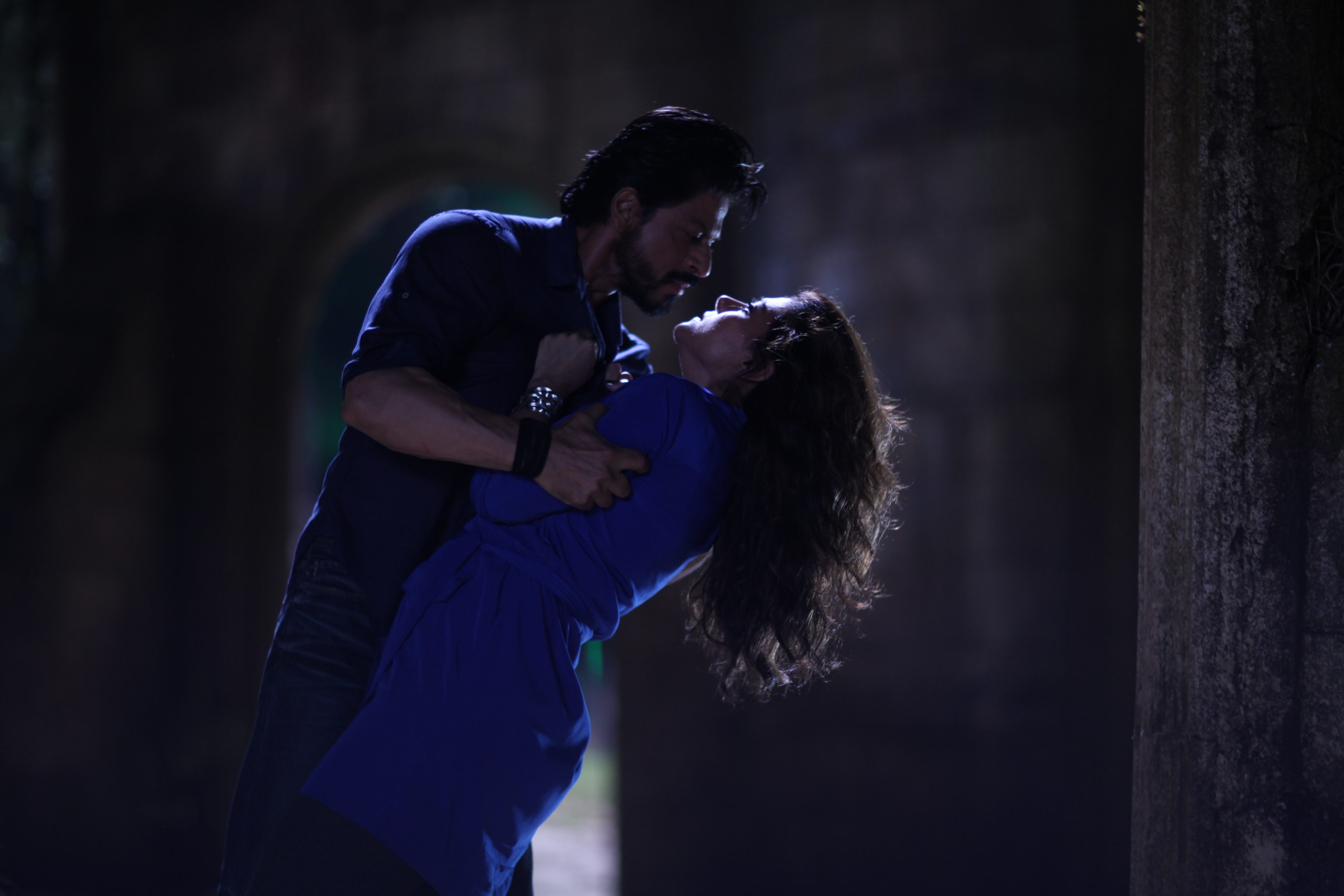 Shah Rukh Khan Kajol passionate lock in Dilwale promo