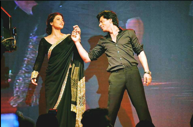 Shah Rukh Khan and Kajol dancing onstage