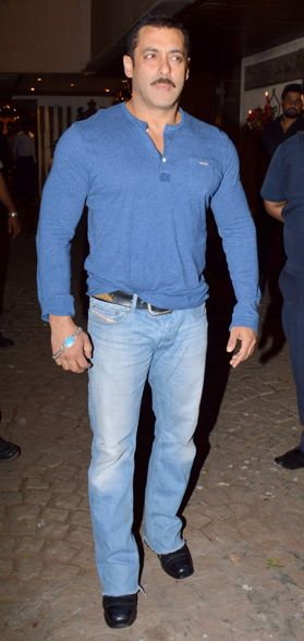 Salman Khan dressed in blue t shirt and jeans at Anil Kapoor bash
