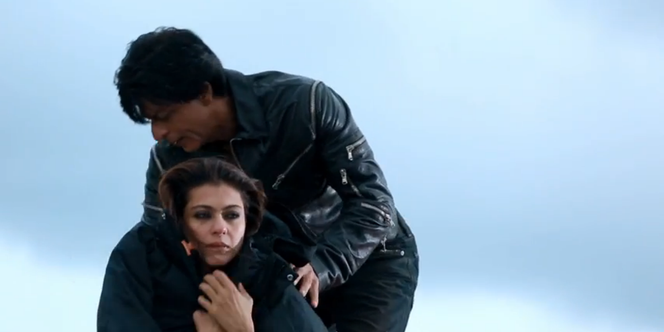 Shah Rukh Khan lending his jacket to Kajol