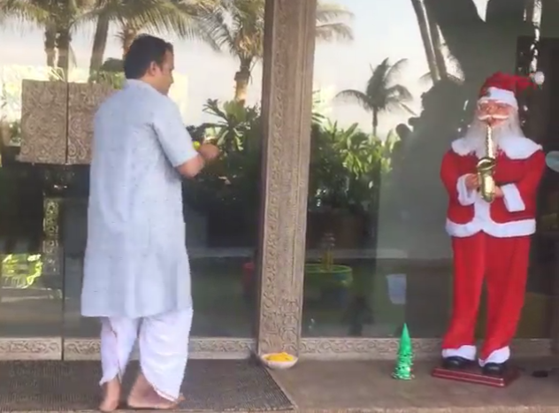 Akshay Kumar's pundit is scared of Santa Cllause