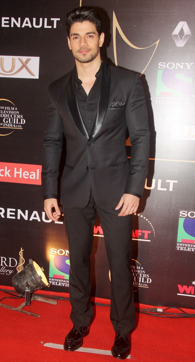 Sooraj Pancholi in black formals at Guild Awards