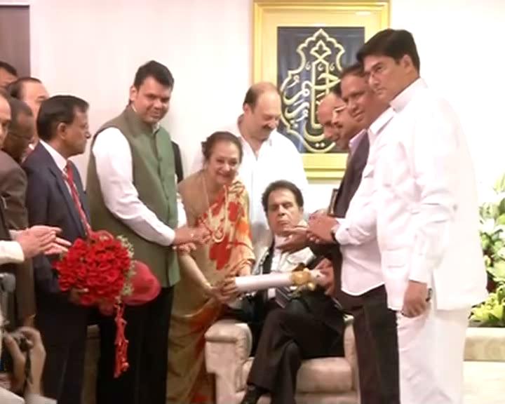 Dilip Kumar being awarded Padma Vibhushan