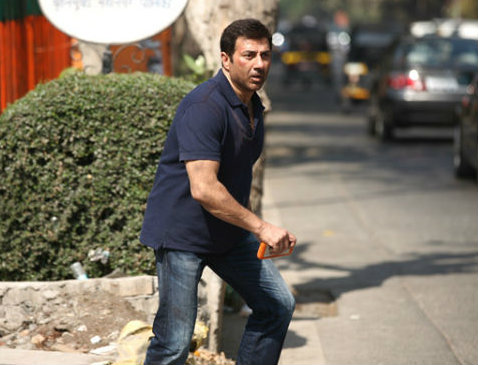 Sunny Deol plans to remake a Hollywood movie.