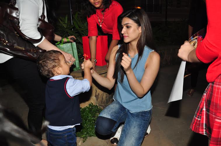 kriti sanon dancing with a toddler