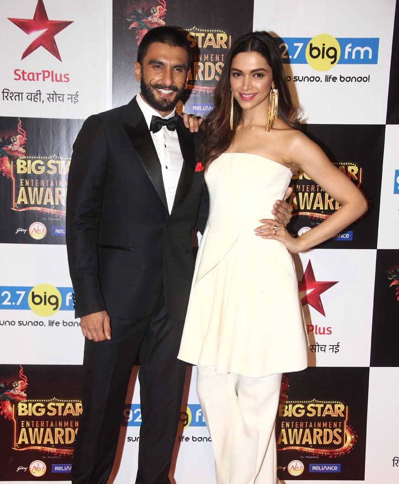 Ranveer Singh Deepika Padukone at Big Star Entertainment Awards 2015.