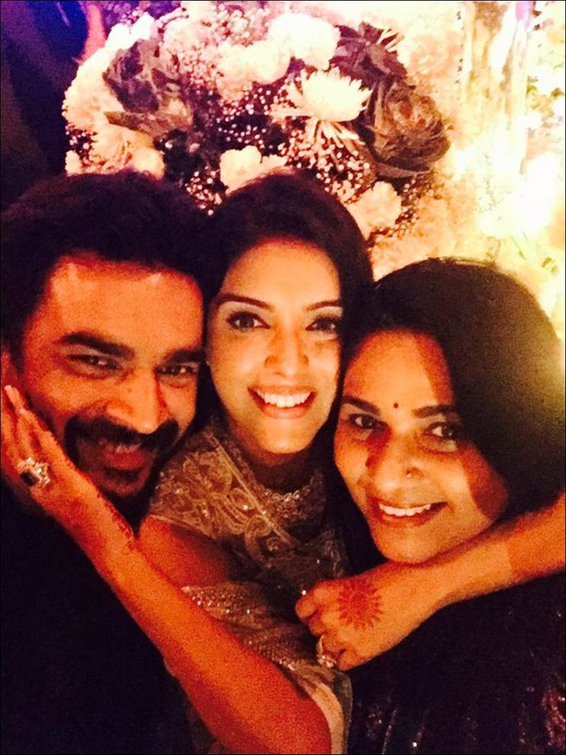 Asin , Madhavan, Sarita selfie moment