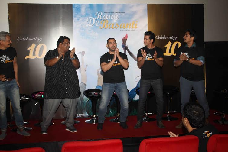Aamir Khan, Sharman Joshi, Atul Kulkarni, Ganesh Acharya dancing