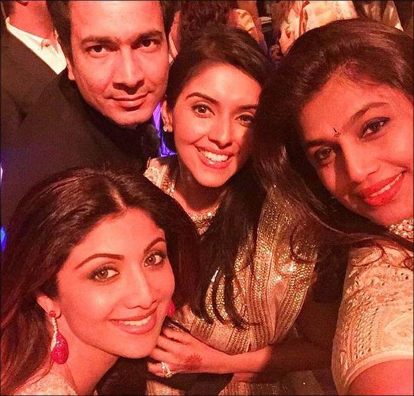 Asin and Rahul Sharma selfie moment with Shilpa Shetty