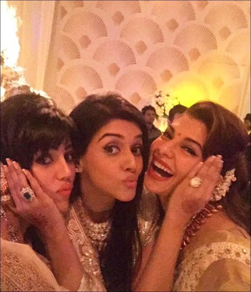 Asin Thottukamal, Jacqueline Fernandez, Warda Nadiadwala share a pouting selfie