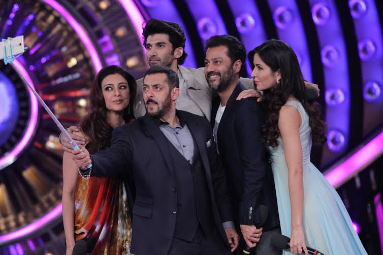 Katrina Kaif, Salman Khan,. Aditya Roy Kapur, Tabu selfie moment on Bigg Boss 9