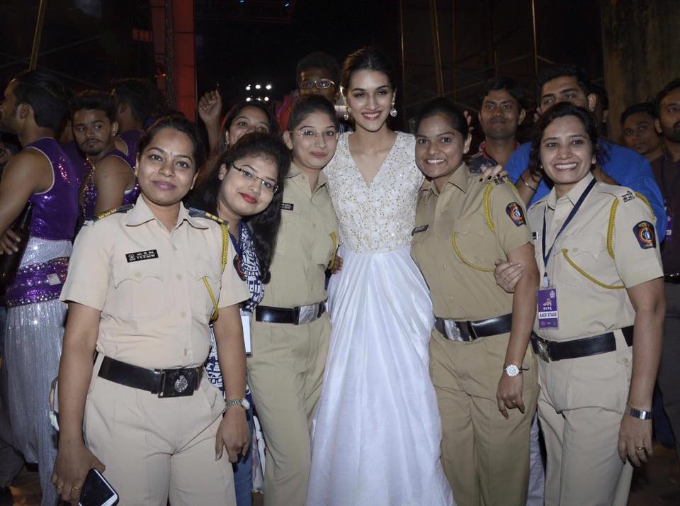 Kriti Sanon with police women