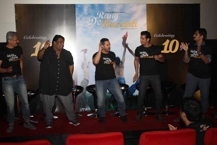 Aamir Khan, Sharman Joshi, Atul Kulkarni, Ganesh Acharya Pathshala moment at Rang De Basanti reunion