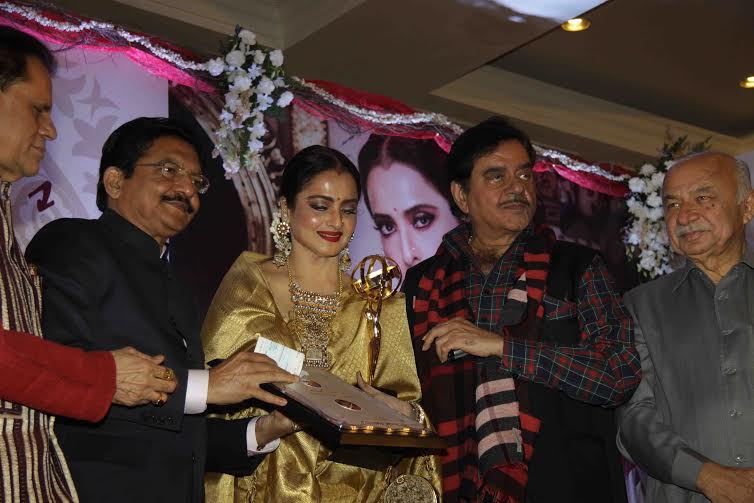 Rekha awarded by Shatrughan Sinha , Shinde