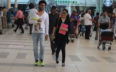 Riteish Deshmukh with Genelia and Rian at Mumbai airport