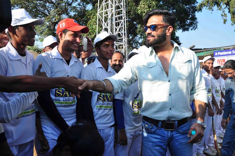 Suneil Shetty with cricketers