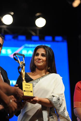 Vidya Balan handing trophies at YES! i am the CHANGE Awards Ceremony 2015