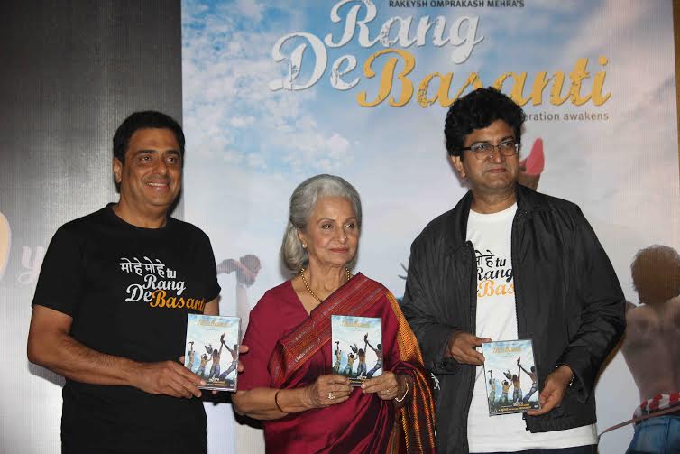 Waheeda Rehman and Prasoon Joshi launching a book at Rang De Basanti reunion