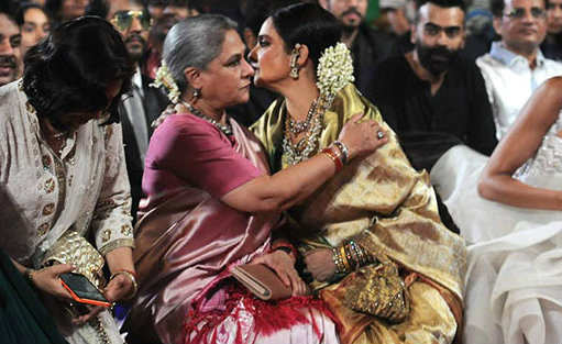 Rekha hugged Jaya Bachchan