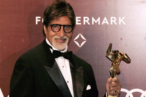 Amitabh Bachchan poses with his trophy