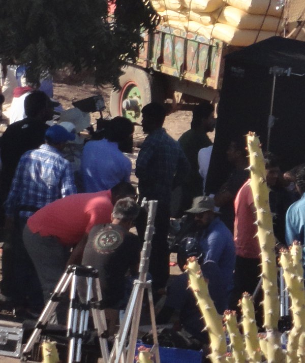 Shah Rukh Khan spotted in a green Pathani on the sets of Raees in Bhuj