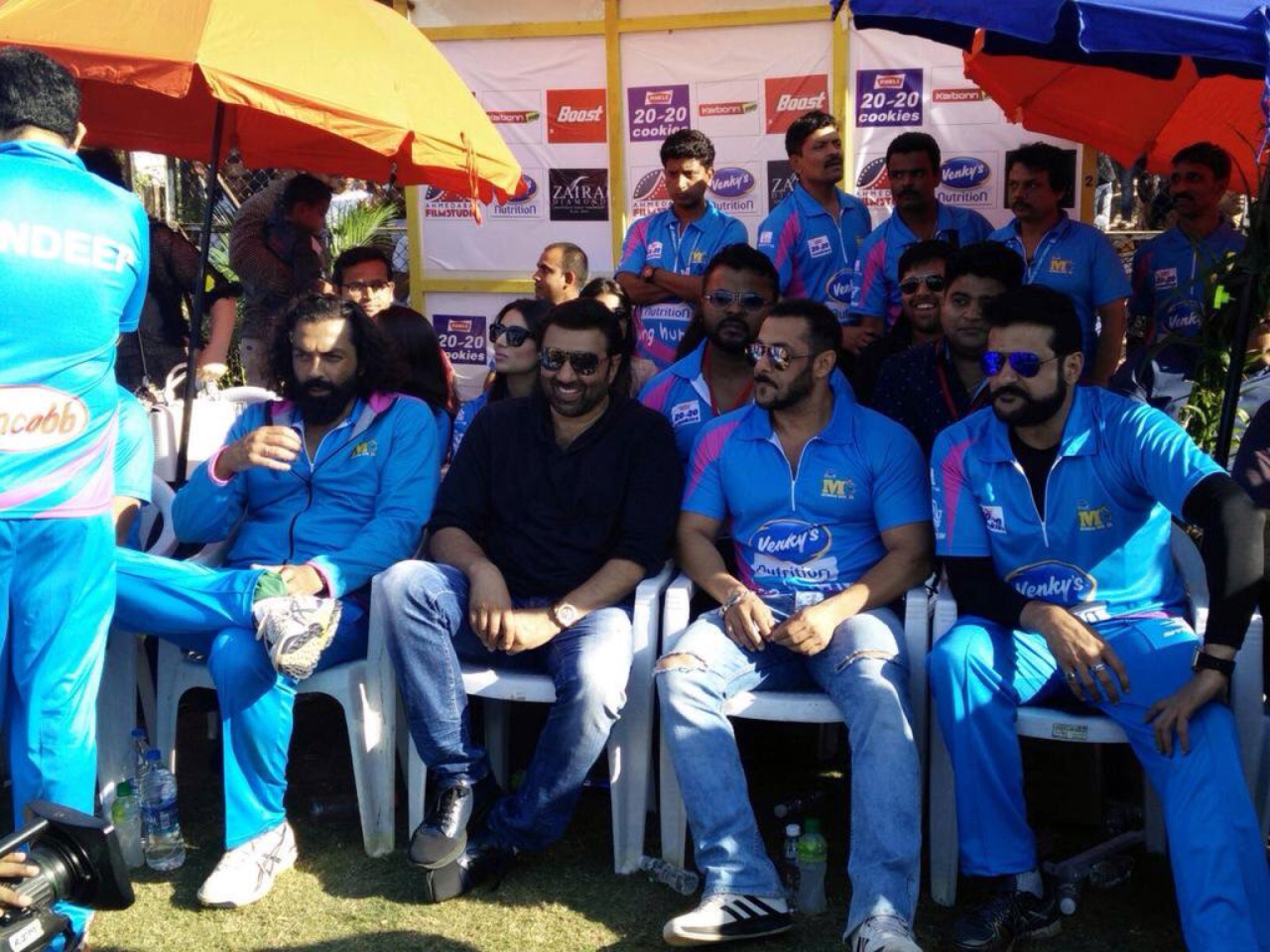 Bobby , Sunny, Salman bonding over cricket