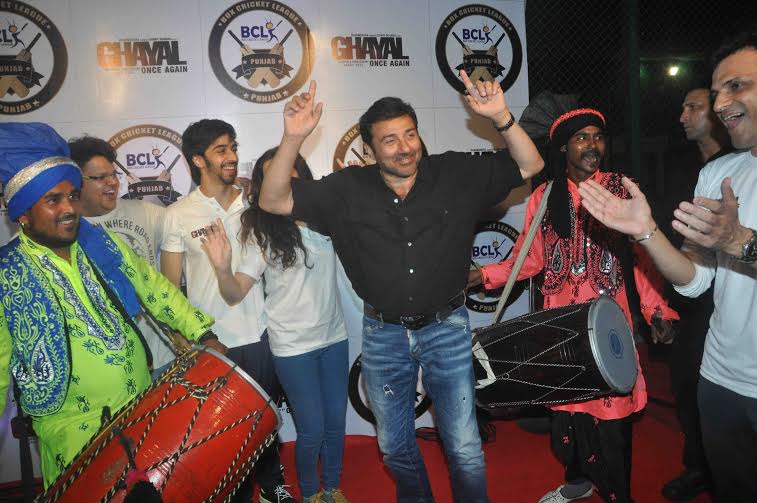 Sunny Deol dancing to the tune of Bhangra beats