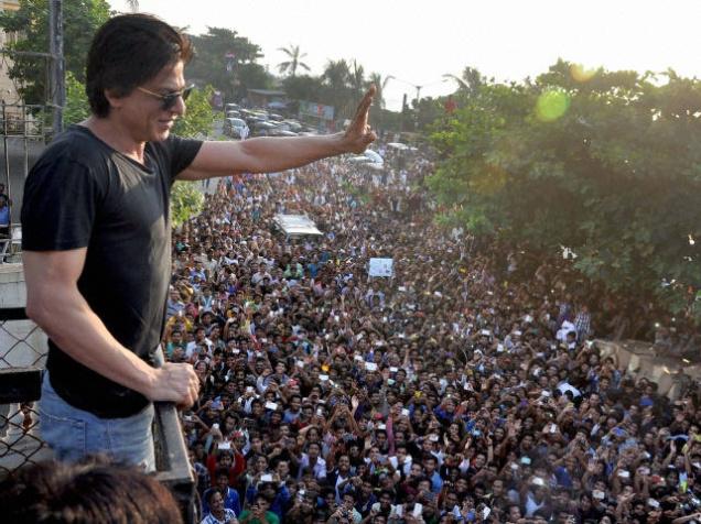 Shah Rukh Khan greeting fans