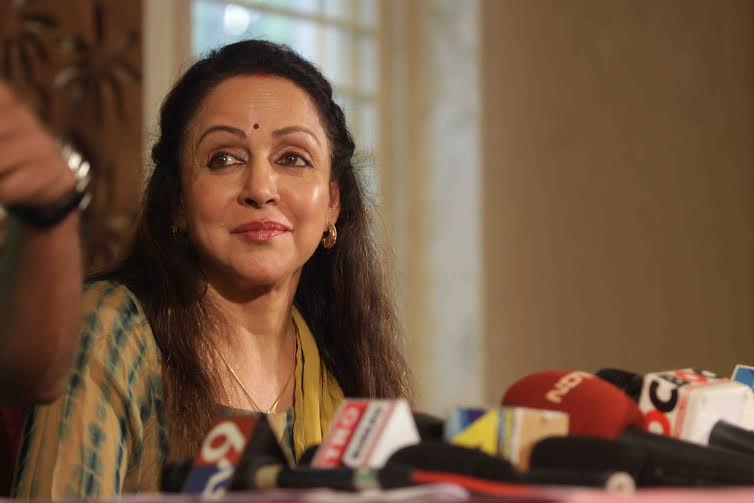 Hema Malini smiling at the press conference held to clarify her stand on the controversy surrounding the land allotment by Government of Maharashtra