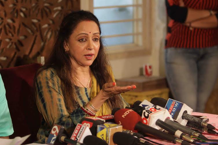 Hema Malini interacting with the media at the press conference held to clarify her stand on the controversy surrounding the land allotment by Government of Maharashtra