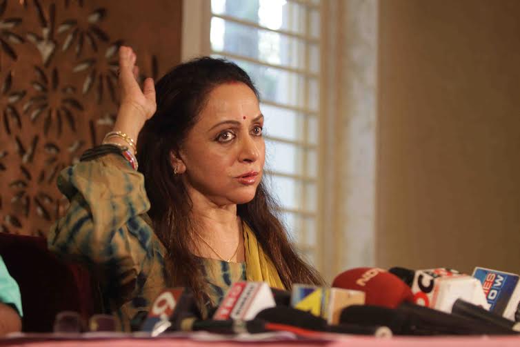 Hema Malini answering the questions put forth by the media at the press conference held to clarify her stand on the controversy surrounding the land allotment by Government of Maharashtra