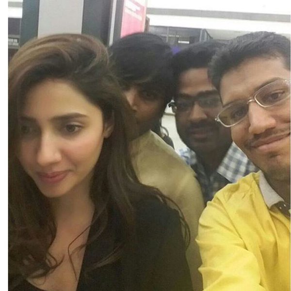 Mahira Khan clicking selfies with fans