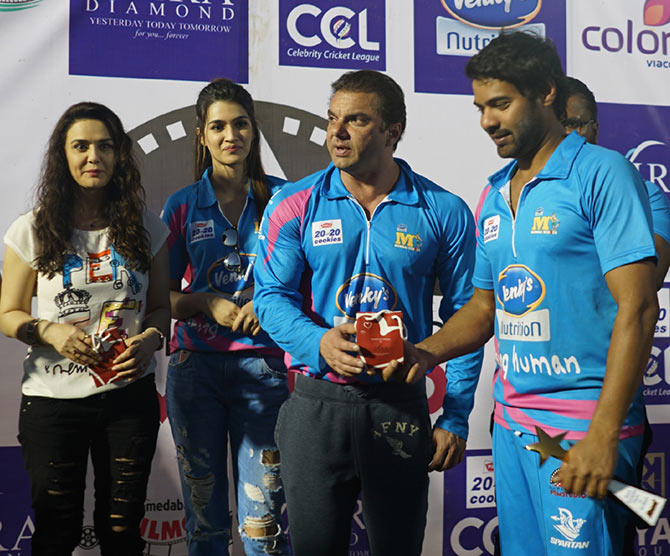 Preity Zinta, Kriti Sanon, Sohail Khan and Shabbir Ahluwalia at the presentation ceremony